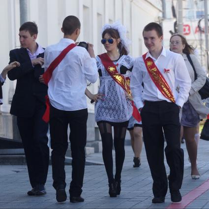 Выпускники школы гуляют по городу, во время празднования последнего звонка.  Екатеринбург