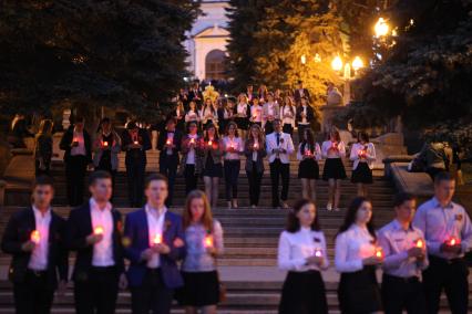 Ставрополь. 21 мая 2015 года на Мемориале `Вечная Слава` состоялась ежегодная городская патриотическая акция `Огни памяти - 2015`. В ней приняли участие более 750 выпускников общеобразовательных учреждений. Школьники с зажженными свечами прошли от Казанского собора к Мемориалу `Вечная Слава`. Каждая свеча была зажжена в память о выпускниках 1941-го года, чья юность пришлась на военные годы.