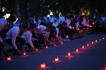 Ставрополь. 21 мая 2015 года на Мемориале `Вечная Слава` состоялась ежегодная городская патриотическая акция `Огни памяти - 2015`. В ней приняли участие более 750 выпускников общеобразовательных учреждений. Школьники с зажженными свечами прошли от Казанского собора к Мемориалу `Вечная Слава`. Каждая свеча была зажжена в память о выпускниках 1941-го года, чья юность пришлась на военные годы.