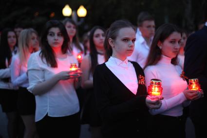 Ставрополь. 21 мая 2015 года на Мемориале `Вечная Слава` состоялась ежегодная городская патриотическая акция `Огни памяти - 2015`. В ней приняли участие более 750 выпускников общеобразовательных учреждений. Школьники с зажженными свечами прошли от Казанского собора к Мемориалу `Вечная Слава`. Каждая свеча была зажжена в память о выпускниках 1941-го года, чья юность пришлась на военные годы.