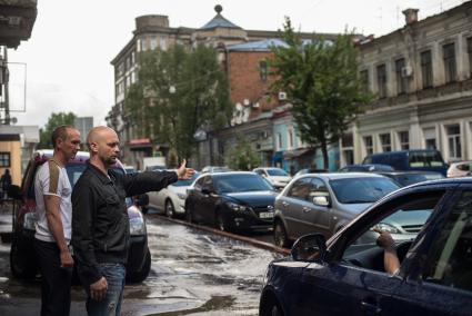 Самара. Молодогвардейскую улицу затопило после дождя.