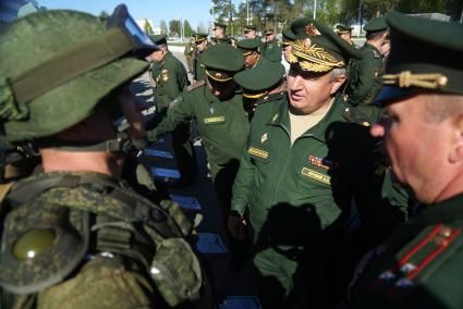 Военнослужащие разведывательного батальона мотострелковой бригады, во время смотра вооружения и обмундирования коммандным составом ЦВО. 32-й военный городок. Екатеринбург