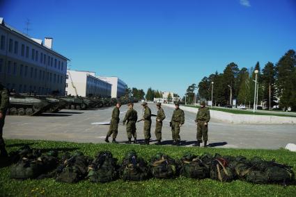 Военнослужащие разведывательного батальона мотострелковой бригады, во время смотра вооружения и обмундирования коммандным составом ЦВО. 32-й военный городок. Екатеринбург