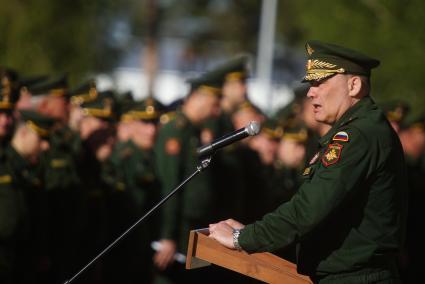 Начальник штаба Центрального военного округа (ЦВО) генерал-майор Александр Дворников, во время смотра вооружения и обмундирования коммандным составом ЦВО Военнослужащих разведывательного батальона мотострелковой бригады. 32-й военный городок. Екатеринбург