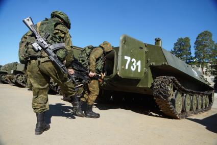 Военнослужащие разведывательного батальона мотострелковой бригады, во время смотра вооружения и обмундирования коммандным составом ЦВО. 32-й военный городок. Екатеринбург