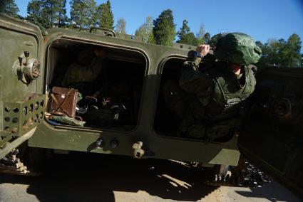 Военнослужащие разведывательного батальона мотострелковой бригады, во время смотра вооружения и обмундирования коммандным составом ЦВО. 32-й военный городок. Екатеринбург