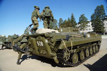 Военнослужащие разведывательного батальона мотострелковой бригады, во время смотра вооружения и обмундирования коммандным составом ЦВО. 32-й военный городок. Екатеринбург