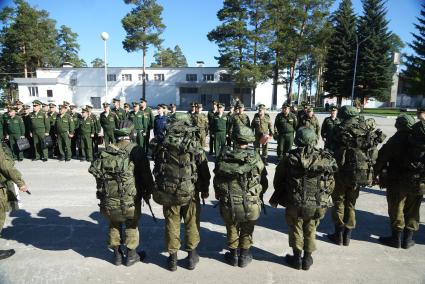 Военнослужащие разведывательного батальона мотострелковой бригады, во время смотра вооружения и обмундирования коммандным составом ЦВО. 32-й военный городок. Екатеринбург