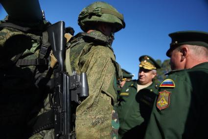 Военнослужащие разведывательного батальона мотострелковой бригады, во время смотра вооружения и обмундирования коммандным составом ЦВО. 32-й военный городок. Екатеринбург