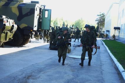 Военнослужащие разведывательного батальона мотострелковой бригады, во время смотра вооружения и обмундирования коммандным составом ЦВО. 32-й военный городок. Екатеринбург