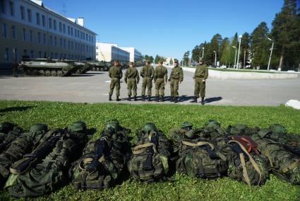 Военнослужащие разведывательного батальона мотострелковой бригады, во время смотра вооружения и обмундирования коммандным составом ЦВО. 32-й военный городок. Екатеринбург