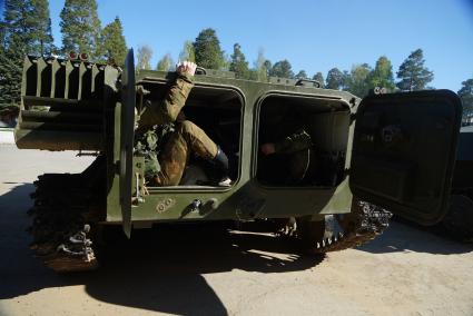 Военнослужащие разведывательного батальона мотострелковой бригады, во время смотра вооружения и обмундирования коммандным составом ЦВО. 32-й военный городок. Екатеринбург