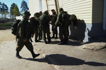 Военнослужащие разведывательного батальона мотострелковой бригады, во время смотра вооружения и обмундирования коммандным составом ЦВО. 32-й военный городок. Екатеринбург