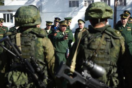 Военнослужащие разведывательного батальона мотострелковой бригады, во время смотра вооружения и обмундирования коммандным составом ЦВО. 32-й военный городок. Екатеринбург