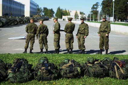 Военнослужащие разведывательного батальона мотострелковой бригады, во время смотра вооружения и обмундирования коммандным составом ЦВО. 32-й военный городок. Екатеринбург