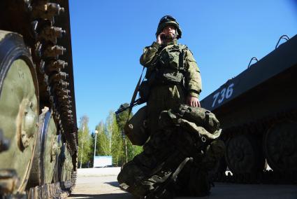 Военнослужащие разведывательного батальона мотострелковой бригады, во время смотра вооружения и обмундирования коммандным составом ЦВО. 32-й военный городок. Екатеринбург