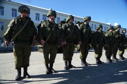 Военнослужащие разведывательного батальона мотострелковой бригады, во время смотра вооружения и обмундирования коммандным составом ЦВО. 32-й военный городок. Екатеринбург