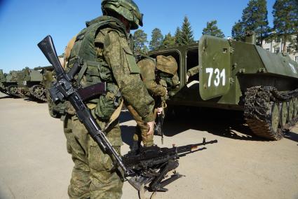 Военнослужащие разведывательного батальона мотострелковой бригады, во время смотра вооружения и обмундирования коммандным составом ЦВО. 32-й военный городок. Екатеринбург