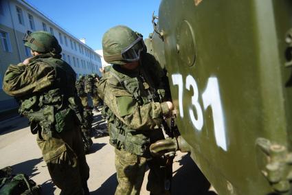 Военнослужащие разведывательного батальона мотострелковой бригады, во время смотра вооружения и обмундирования коммандным составом ЦВО. 32-й военный городок. Екатеринбург