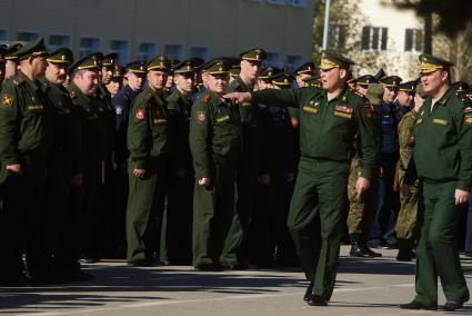 Начальник штаба Центрального военного округа (ЦВО) генерал-майор Александр Дворников, во время смотра вооружения и обмундирования коммандным составом ЦВО Военнослужащих разведывательного батальона мотострелковой бригады. 32-й военный городок. Екатеринбург