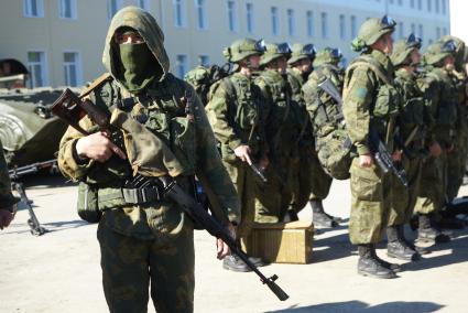 Военнослужащие разведывательного батальона мотострелковой бригады, во время смотра вооружения и обмундирования коммандным составом ЦВО. 32-й военный городок. Екатеринбург