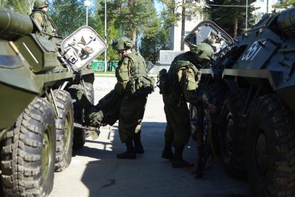 Военнослужащие разведывательного батальона мотострелковой бригады, во время смотра вооружения и обмундирования коммандным составом ЦВО. 32-й военный городок. Екатеринбург