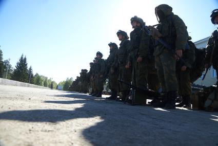 Военнослужащие разведывательного батальона мотострелковой бригады, во время смотра вооружения и обмундирования коммандным составом ЦВО. 32-й военный городок. Екатеринбург