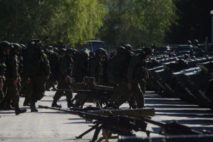 Военнослужащие разведывательного батальона мотострелковой бригады, во время смотра вооружения и обмундирования коммандным составом ЦВО. 32-й военный городок. Екатеринбург