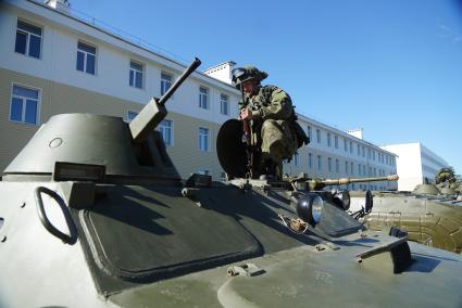 Военнослужащие разведывательного батальона мотострелковой бригады, во время смотра вооружения и обмундирования коммандным составом ЦВО. 32-й военный городок. Екатеринбург