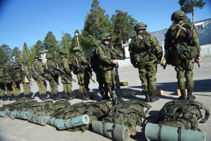 Военнослужащие разведывательного батальона мотострелковой бригады, во время смотра вооружения и обмундирования коммандным составом ЦВО. 32-й военный городок. Екатеринбург