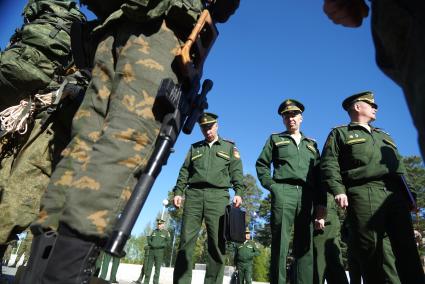 Военнослужащие разведывательного батальона мотострелковой бригады, во время смотра вооружения и обмундирования коммандным составом ЦВО. 32-й военный городок. Екатеринбург