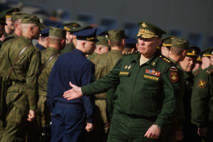 Начальник штаба Центрального военного округа (ЦВО) генерал-майор Александр Дворников, во время смотра вооружения и обмундирования коммандным составом ЦВО Военнослужащих разведывательного батальона мотострелковой бригады. 32-й военный городок. Екатеринбург