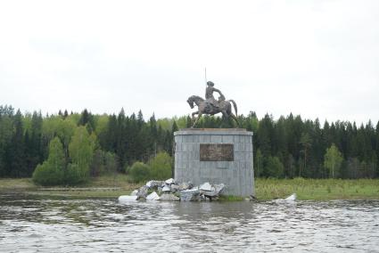 Памятник Акинфию Демидову у деревни Харёнки, на берегу реки Чусовая. Свердловская область