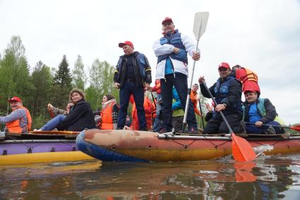 Люди в спасательных жилетах на катамаране во время сплава по реке Чусовая. Свердловская область