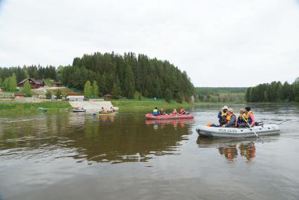 Люди в спасательных жилетах на надувных лодках, во время сплава по реке Чусовая. Свердловская область