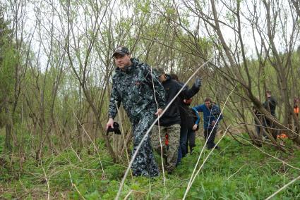 Полномочный представтель президента в УрФО Игорь Холманских в спасательных жилетах на катамаране, во время сплава по реке Чусовая. Свердловская область