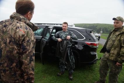 Полномочный представитель президента в УрФО Игорь Холманских (в центре) на Демидовской пристани на реке Чусовая, в деревне Усть-Утка. Свердловская область