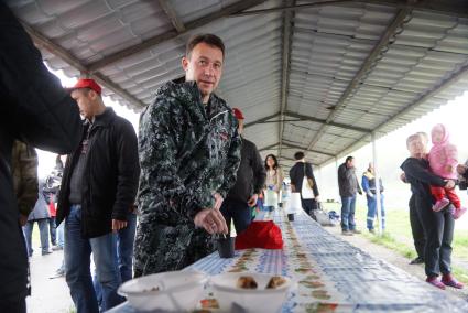 Полномочный представитель президента в УрФО Игорь Холманских (в центре) на Демидовской пристани на реке Чусовая, в деревне Усть-Утка. Свердловская область