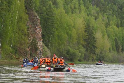 Полномочный представтель президента в УрФО Игорь Холманских (слева) и губернатор Свердловской области Евгений Куйвашев (справа) в спасательных жилетах на катамаране, во время сплава по реке Чусовая. Свердловская область