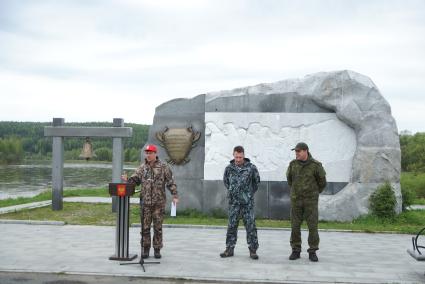 Полномочный представтель президента в УрФО Игорь Холманских (в центре) и губернатор Свердловской области Евгений Куйвашев (справа) на открытии сплава по реке Чусавая. Демидовская пристань в деревне Усть-Утка. Свердловская область