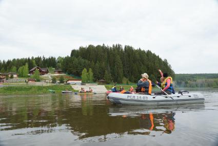 Люди в спасательных жилетах на надувных лодках, во время сплава по реке Чусовая. Свердловская область