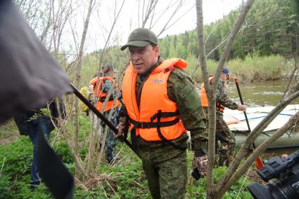 губернатор Свердловской области Евгений Куйвашев  в спасательных жилетах на катамаране, во время сплава по реке Чусовая. Свердловская область