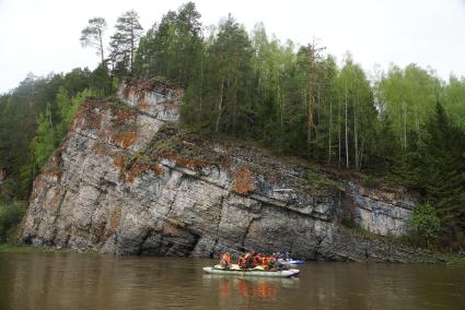 Люди в спасательных жилетах на катамаране во время сплава по реке Чусовая. Свердловская область