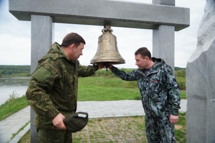 Полномочный представтель президента в УрФО Игорь Холманских (справа) и губернатор Свердловской области Евгений Куйвашев (слева) на открытии сплава по реке Чусовая. Демидовская пристань в деревне Усть-Утка. Свердловская область