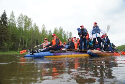 Люди в спасательных жилетах на катамаране во время сплава по реке Чусовая. Свердловская область