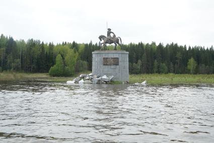 Памятник Акинфию Демидову у деревни Харёнки, на берегу реки Чусовая. Свердловская область