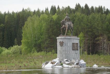 Памятник Акинфию Демидову у деревни Харёнки, на берегу реки Чусовая. Свердловская область