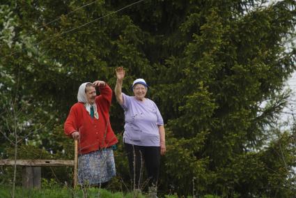 Бабушки из деревни Харенки приветствуют людей. сплаляющихся по реке Чусовая. Свердловская область