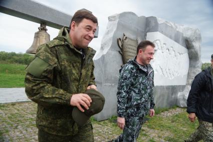 Полномочный представтель президента в УрФО Игорь Холманских (справа) и губернатор Свердловской области Евгений Куйвашев (слева) на открытии сплава по реке Чусовая. Демидовская пристань в деревне Усть-Утка. Свердловская область