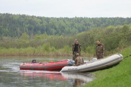 Сотрудники природоохранной службы в Демидовской пристани на реке Чусовая, в деревне Усть-Утка. Свердловская область